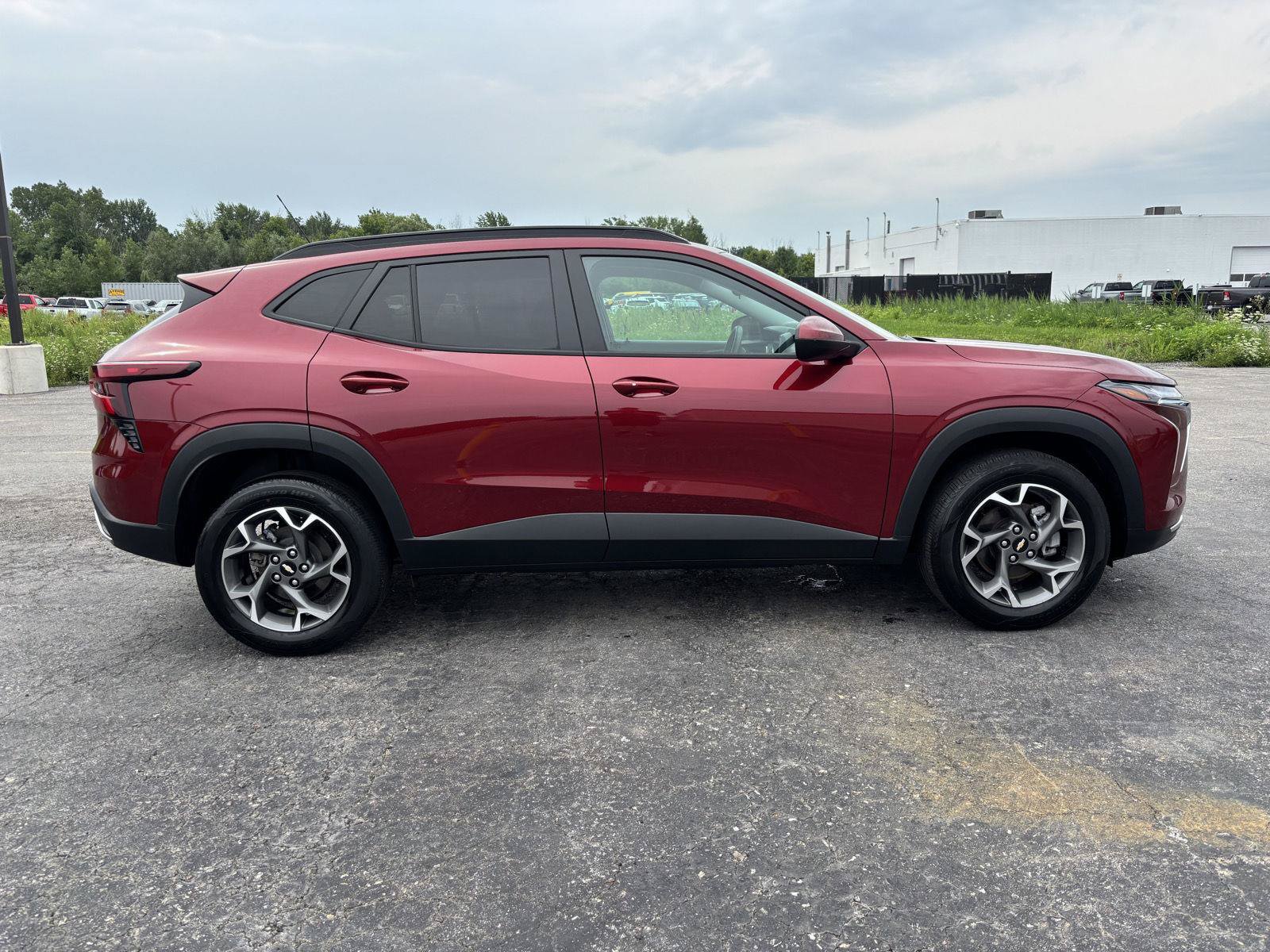 Used 2024 Chevrolet Trax LT w/ LT Convenience Package FWD image 8