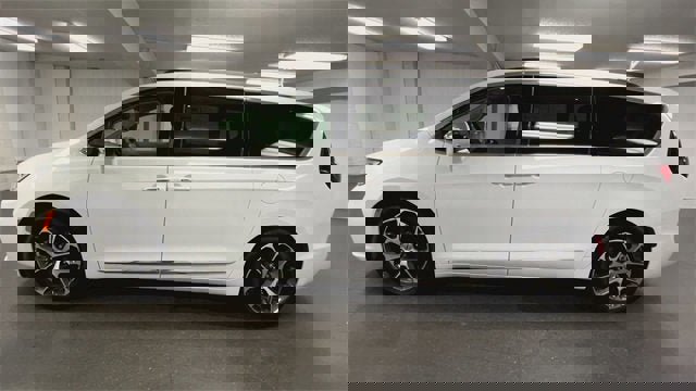 Used 2022 Chrysler Pacifica Limited image 5