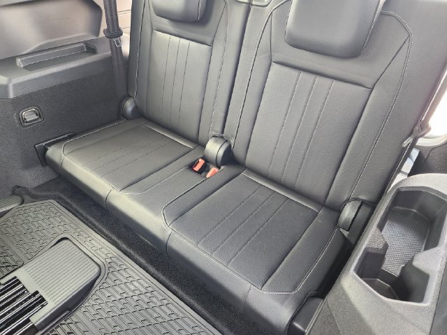 Used 2024 Volkswagen Tiguan SE R-Line FWD image 32
