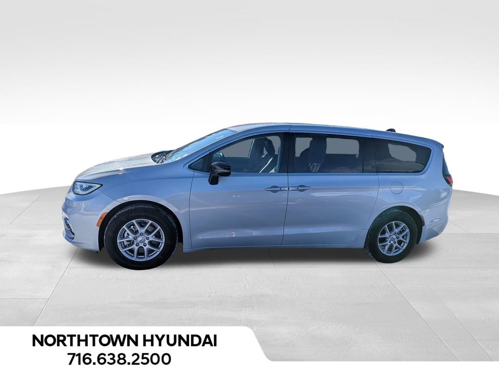 Used 2024 Chrysler Pacifica Touring-L image 13