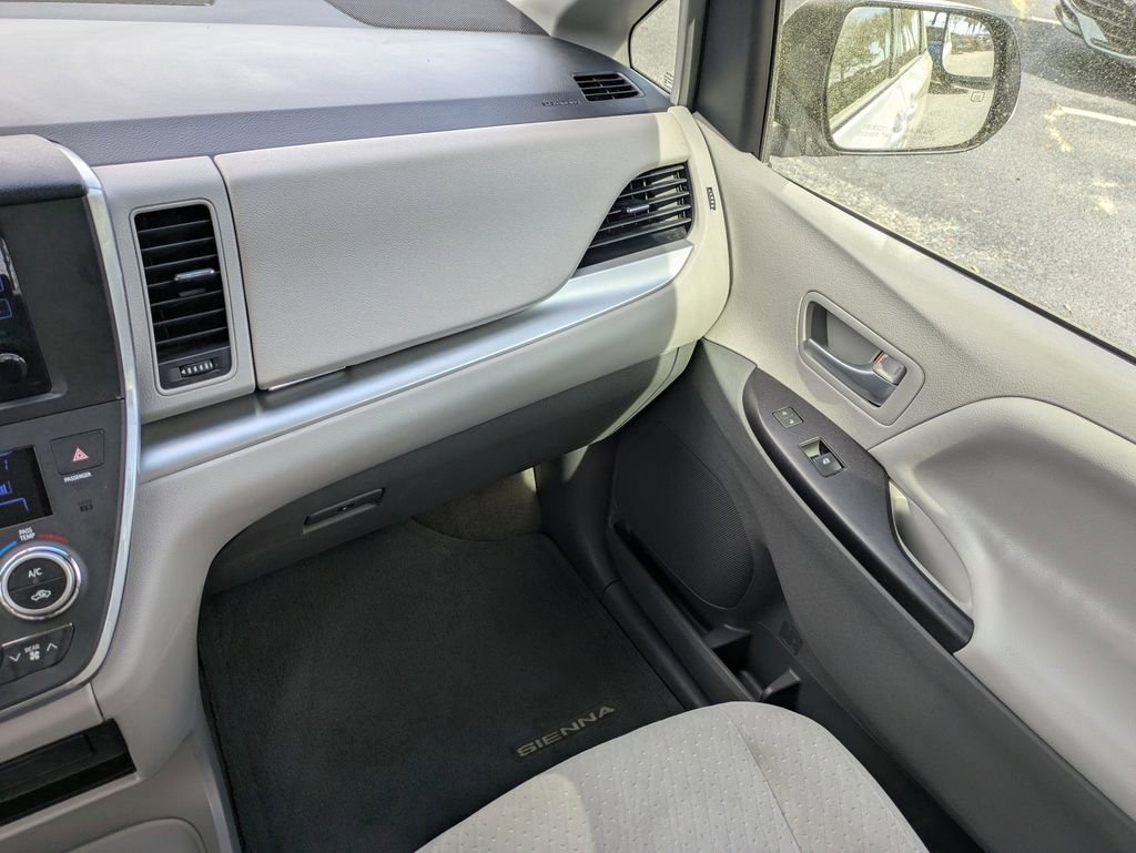 Used 2016 Toyota Sienna LE image 18
