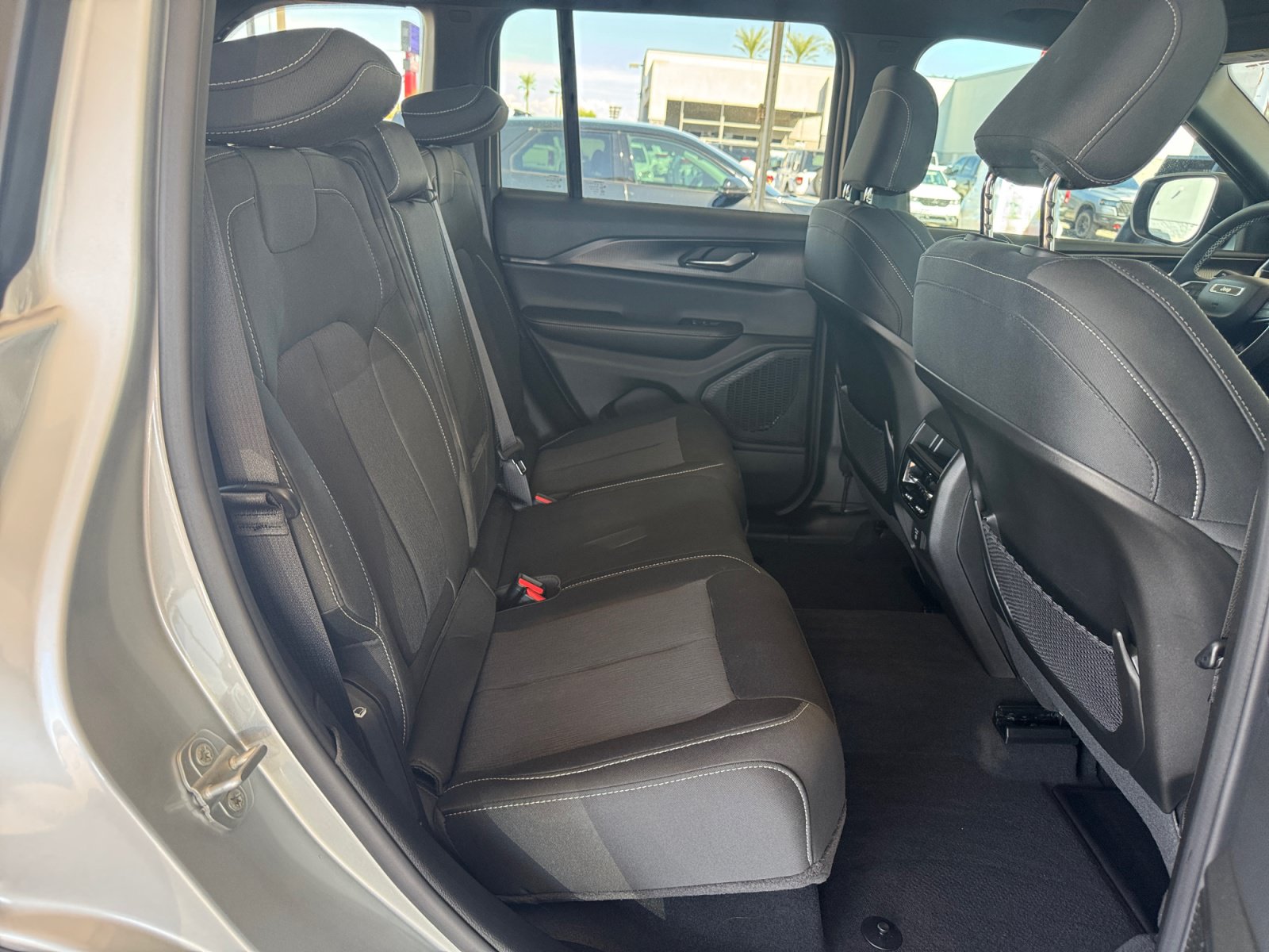 Used 2025 Jeep Grand Cherokee Laredo w/ Luxury Tech Group I AWD/4WD image 29