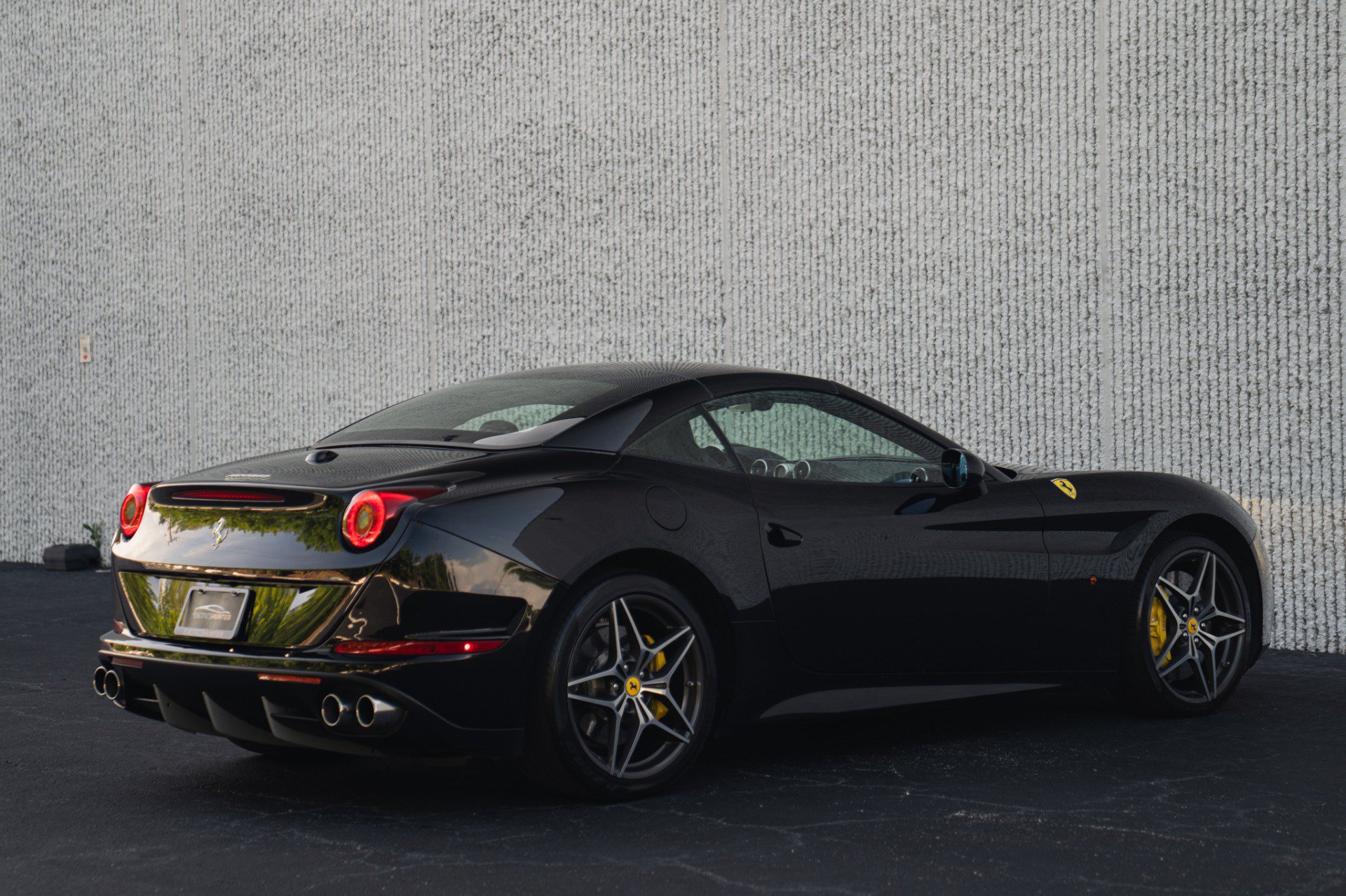 Used 2017 Ferrari California T RWD image 11
