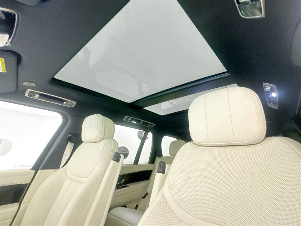 New 2025 Land Rover Range Rover Long Wheelbase SE image 21