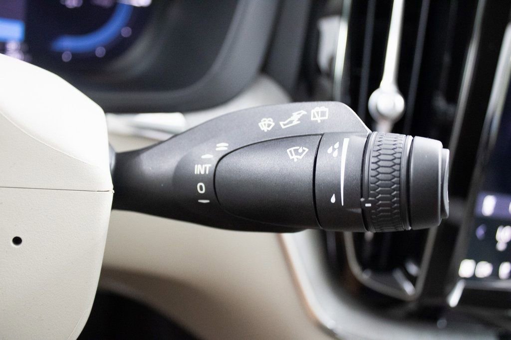 Certified 2025 Volvo XC60 T8 Plus w/ Protection Package Premier image 21