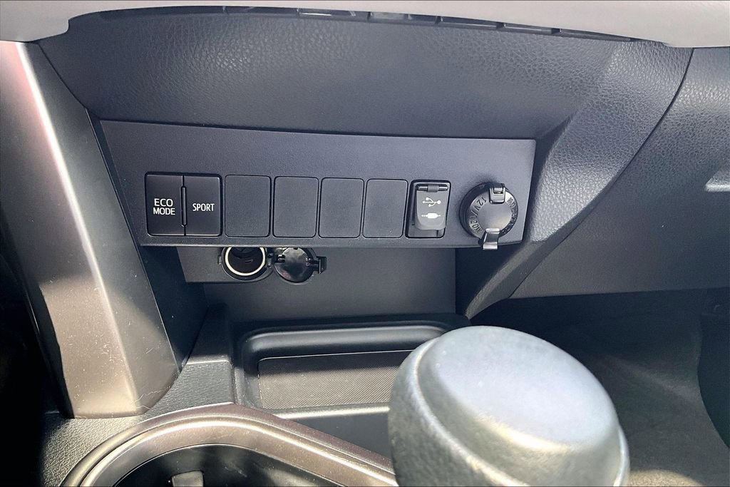 Used 2018 Toyota RAV4 XLE AWD/4WD image 14