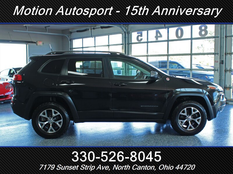 Used 2016 Jeep Cherokee Trailhawk AWD/4WD image 8
