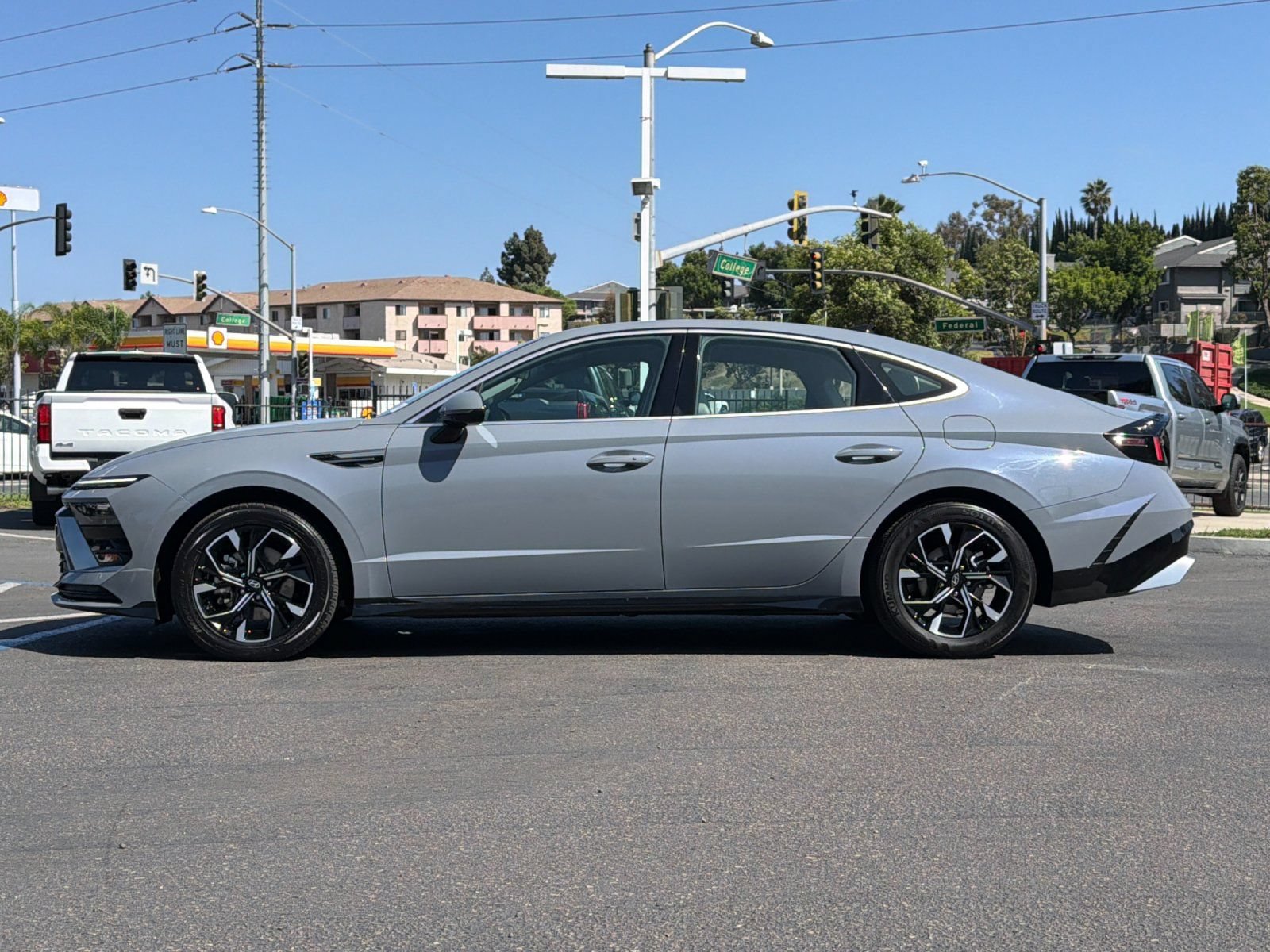 Used 2025 Hyundai Sonata SEL FWD image 2
