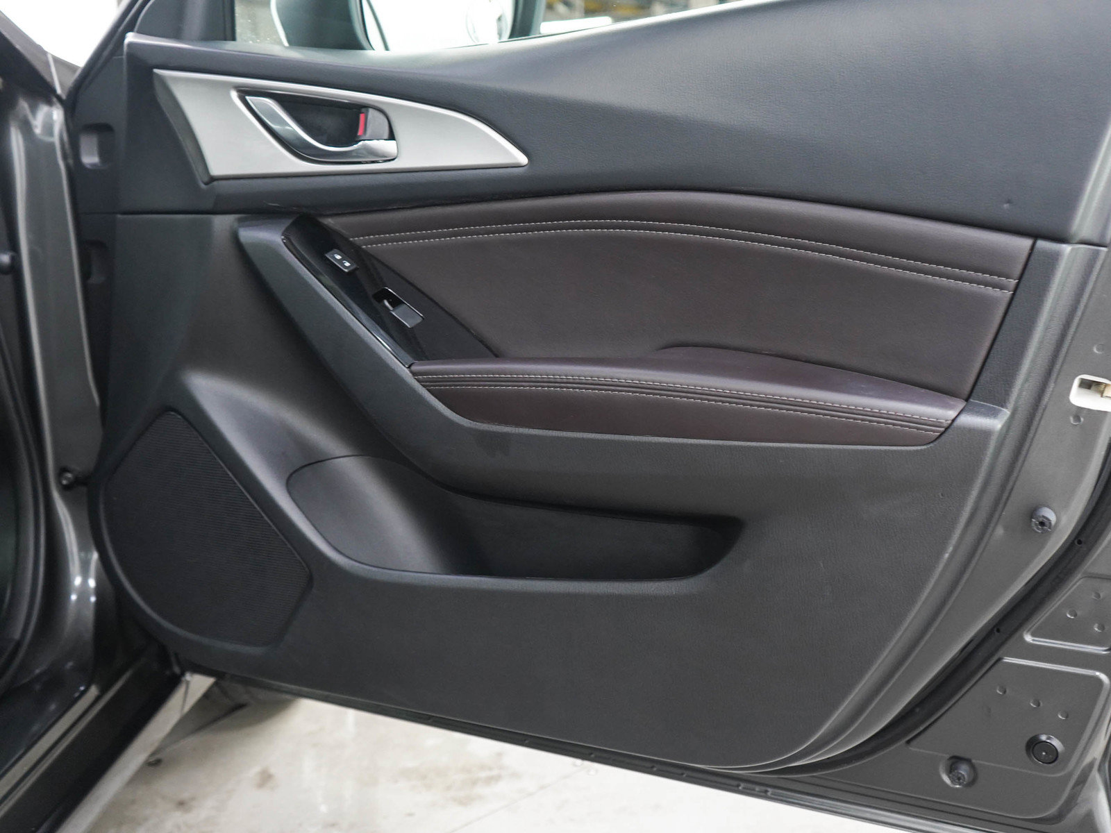 Used 2018 MAZDA MAZDA3 Touring FWD image 9
