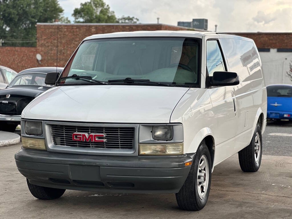 Used 2005 GMC Safari w/ Convenience Package RWD image 2