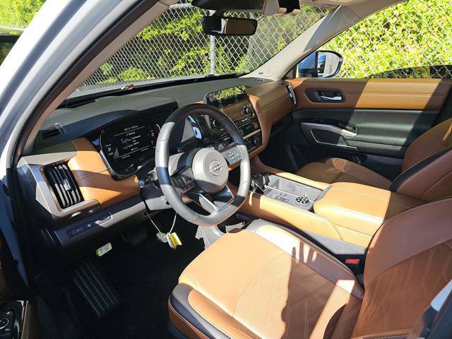 Used 2025 Nissan Pathfinder Platinum w/ Cargo Package AWD/4WD image 9
