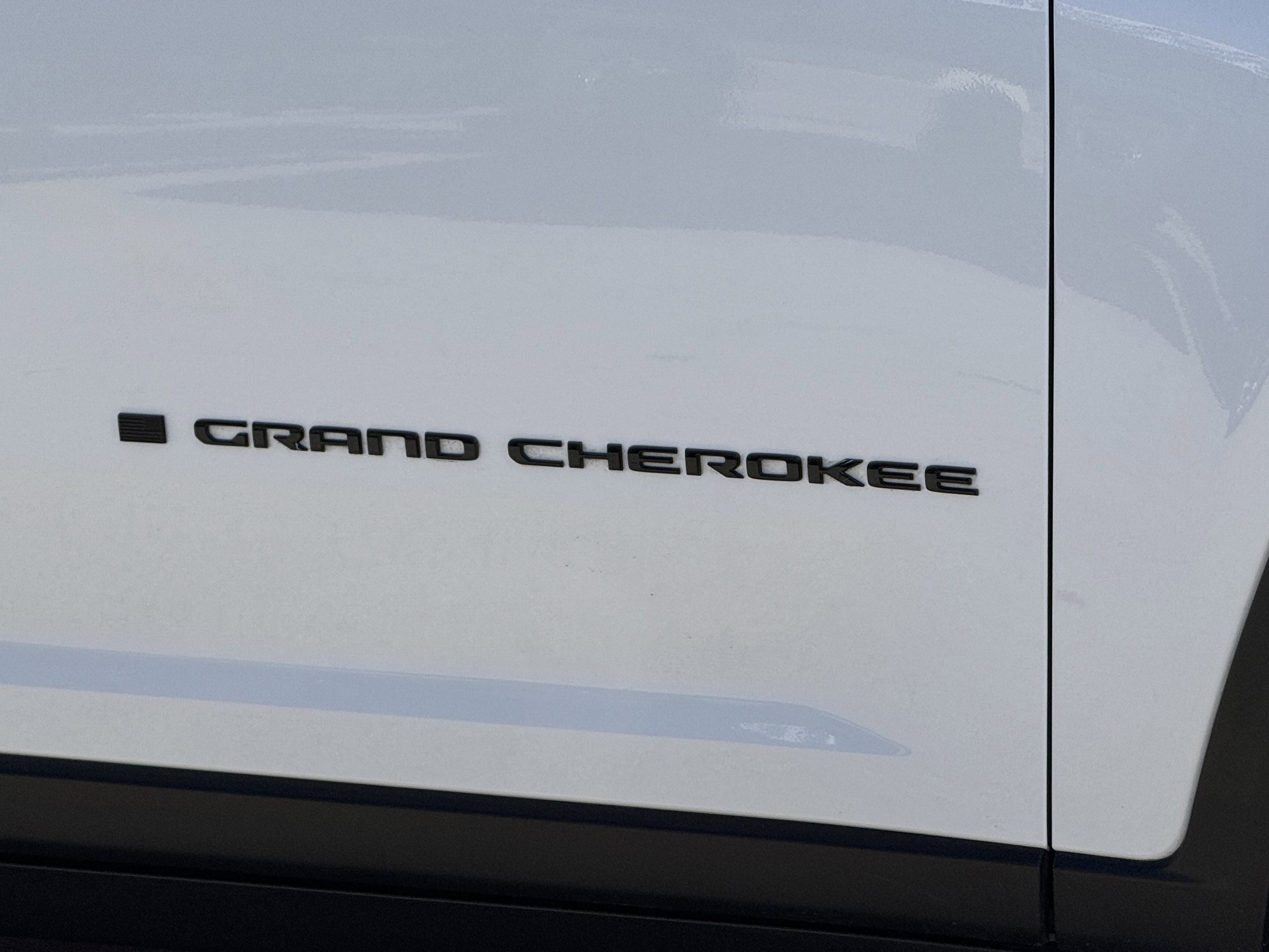 Used 2025 Jeep Grand Cherokee L Laredo image 4