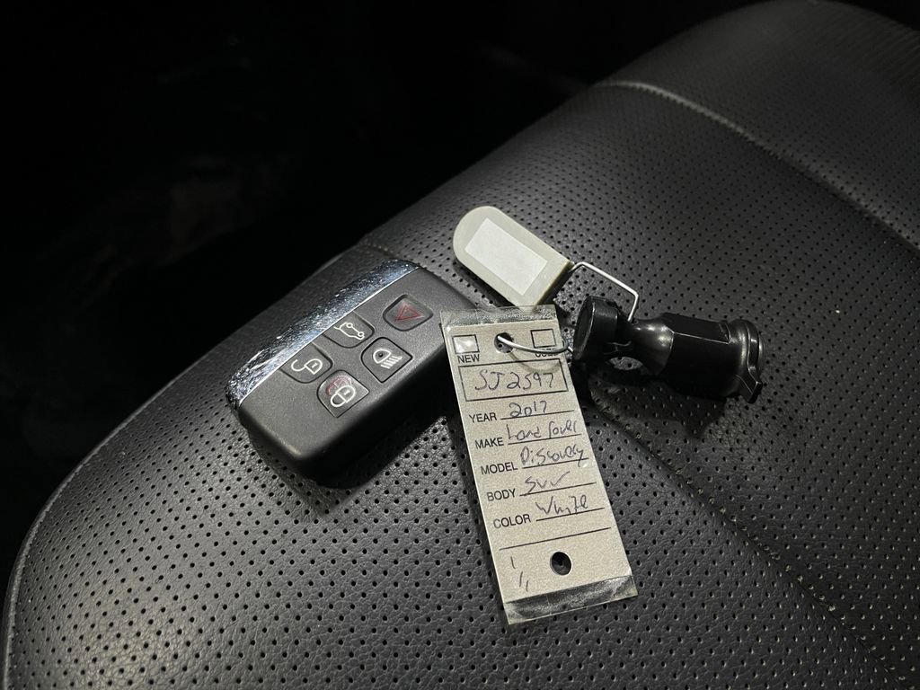 Used 2017 Land Rover Discovery SE image 39