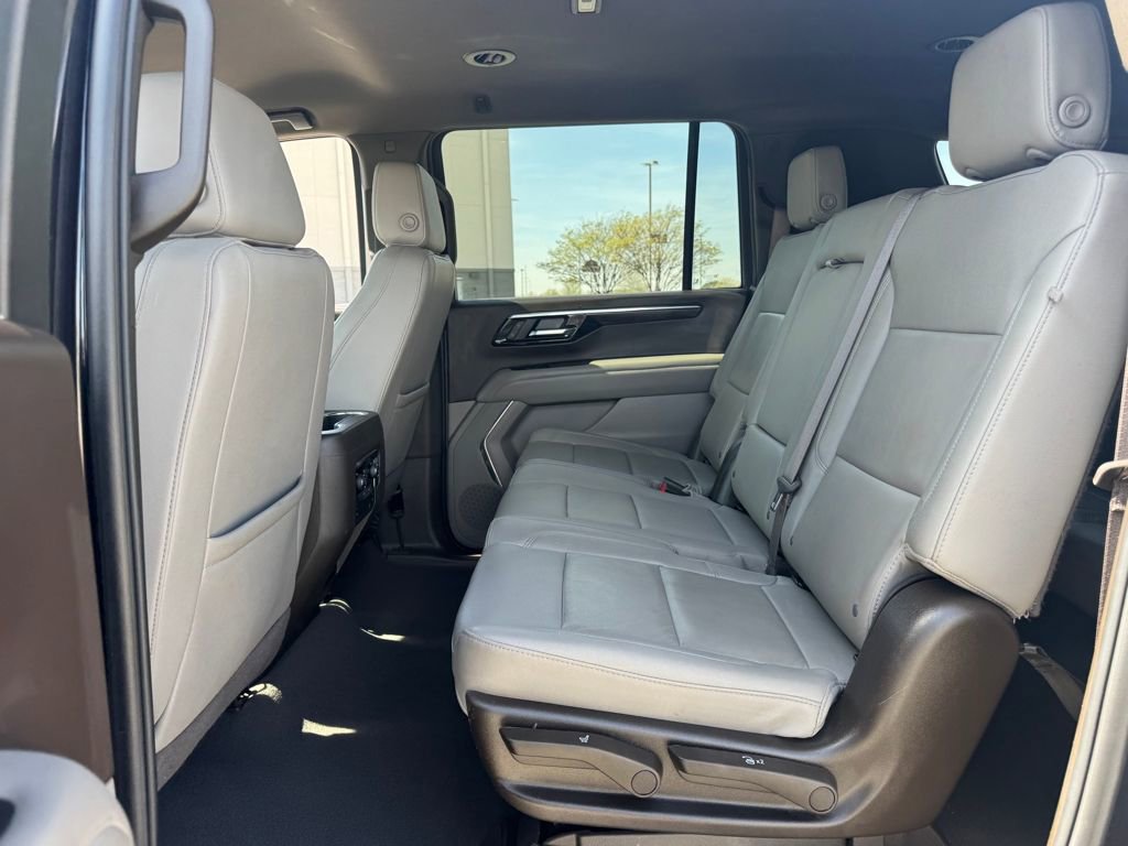 Used 2025 Chevrolet Suburban LT image 13