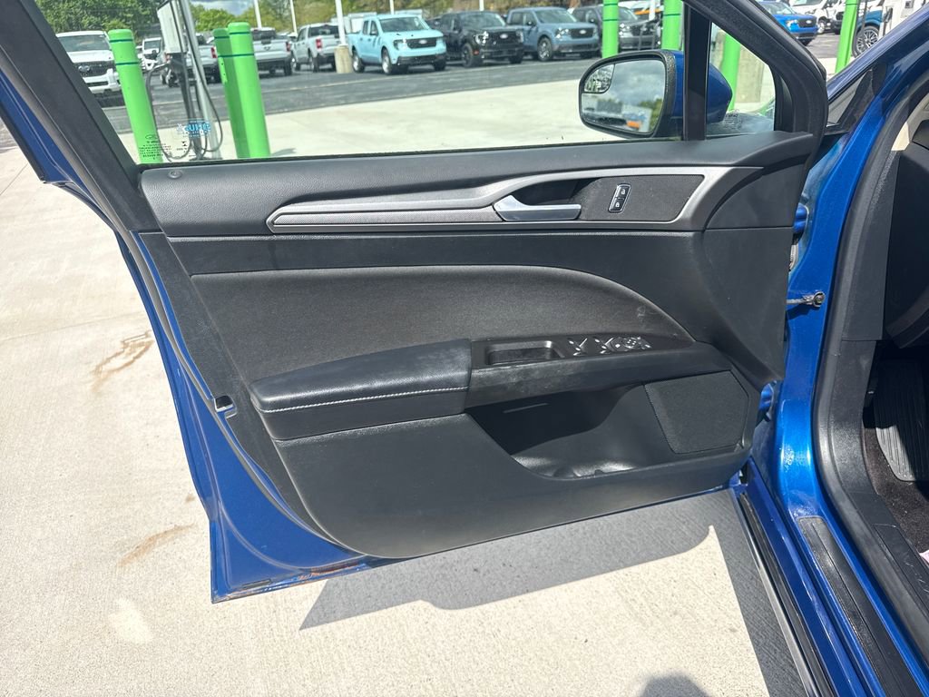 Used 2017 Ford Fusion SE w/ Fusion SE Technology Package FWD image 23
