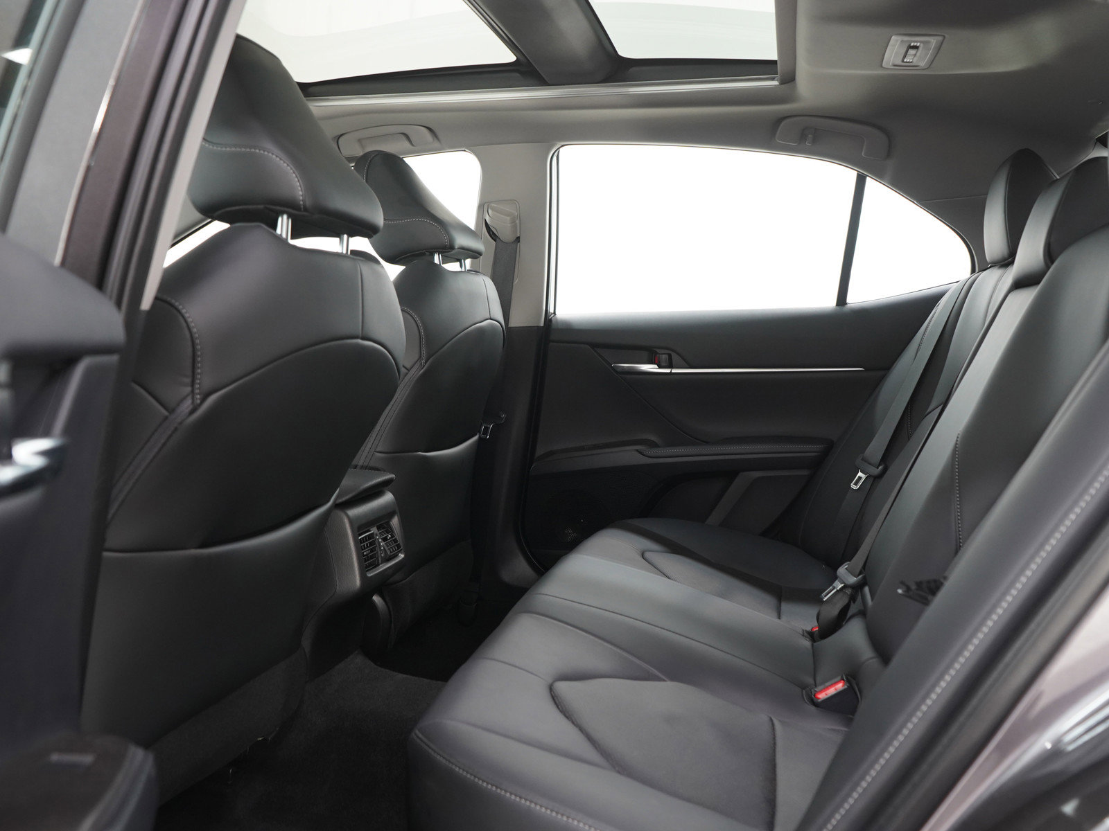 Used 2022 Toyota Camry XSE FWD image 18