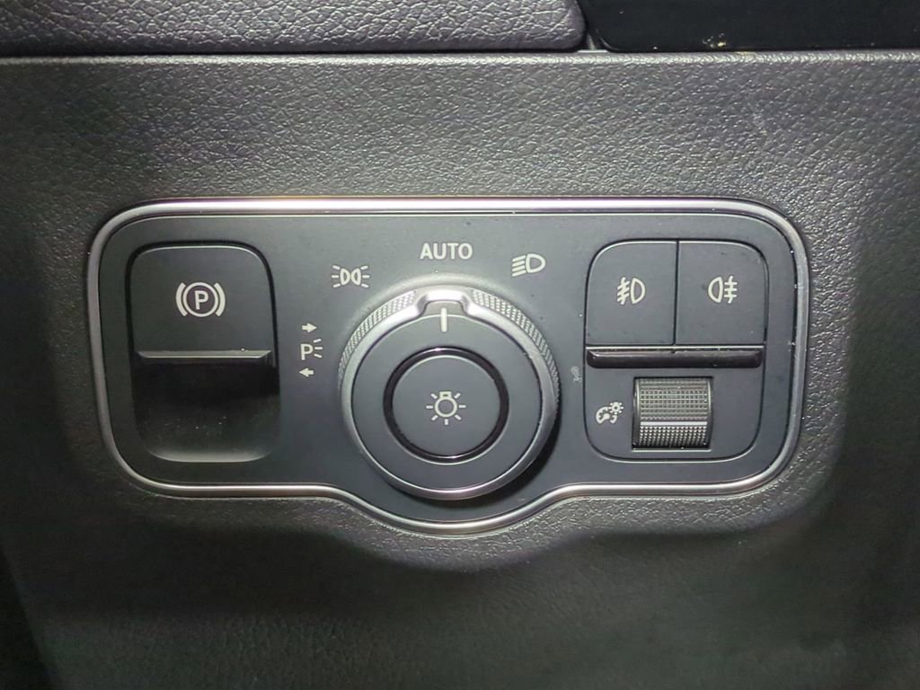 Used 2025 Mercedes-Benz GLA 250 image 27