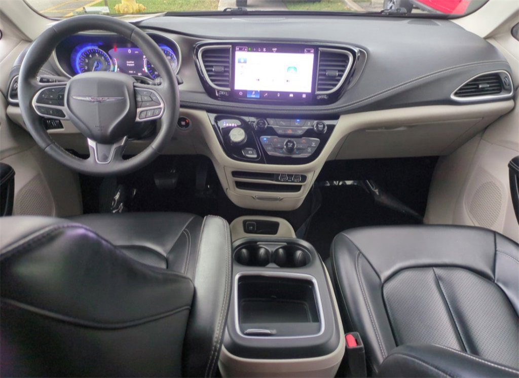 Used 2023 Chrysler Pacifica Touring-L image 16