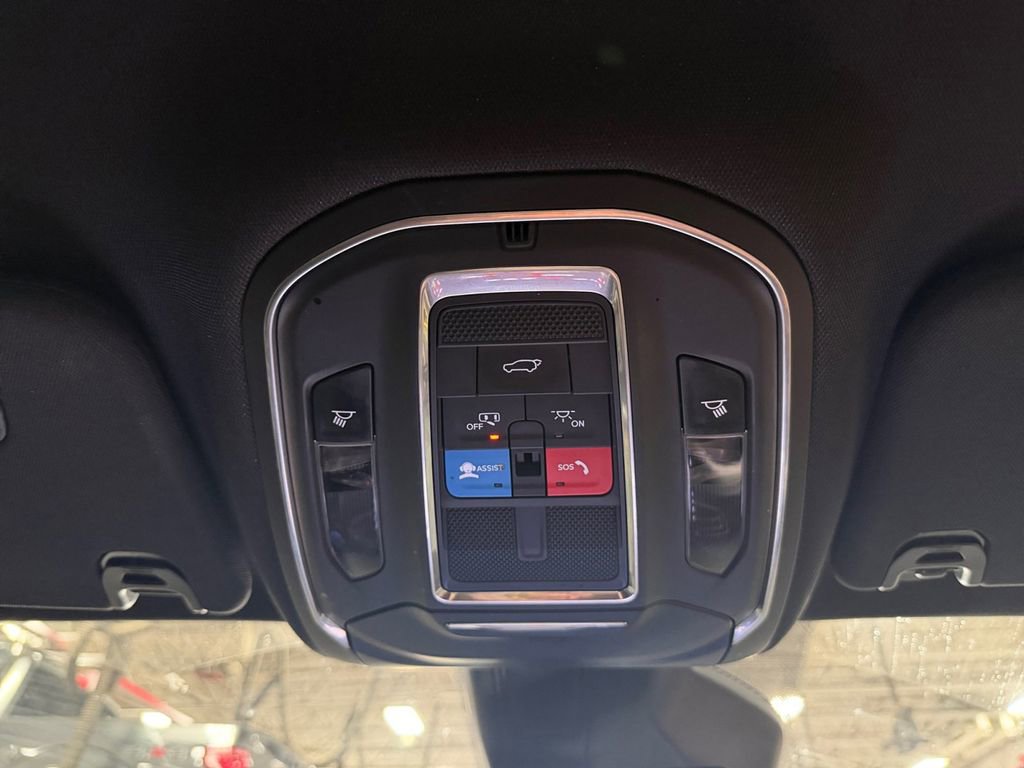 Used 2025 Jeep Wagoneer L Series III AWD/4WD image 19
