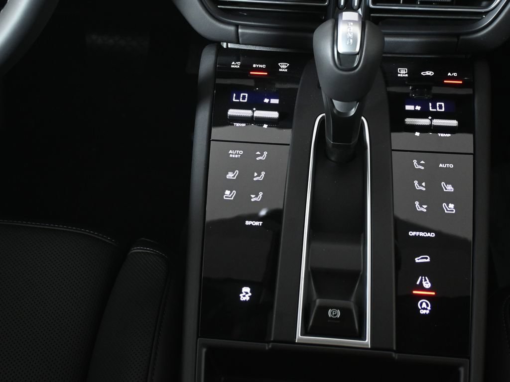 New 2026 Porsche Macan AWD/4WD image 25
