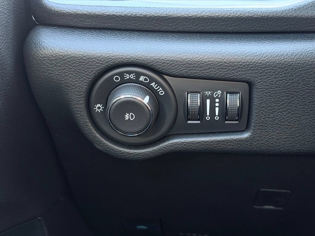 Used 2025 Chrysler Pacifica Limited FWD image 45