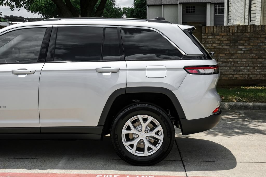 Used 2023 Jeep Grand Cherokee Limited AWD/4WD image 22