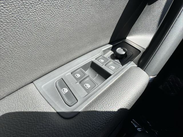 Used 2018 Volkswagen Tiguan SE w/ Panoramic Sunroof Package image 13