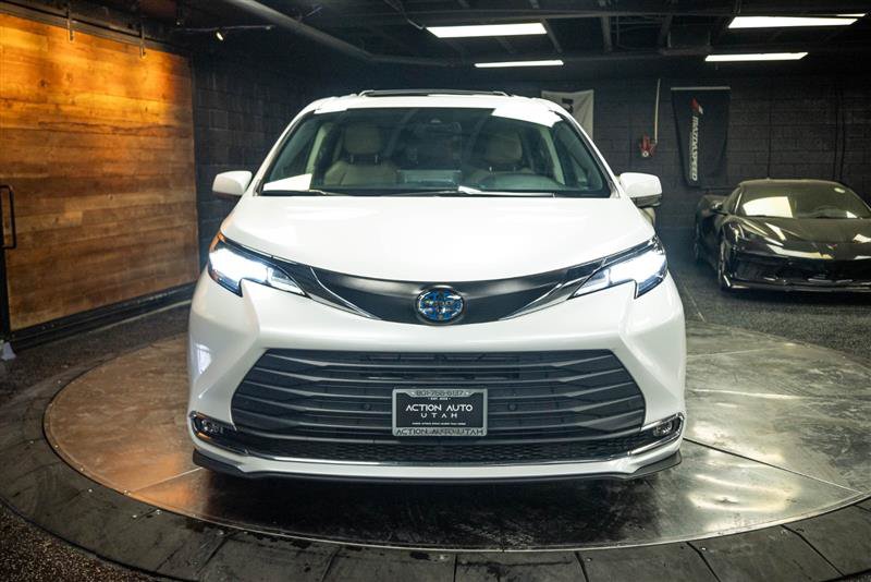 Used 2023 Toyota Sienna XLE w/ XLE Plus Package FWD image 4