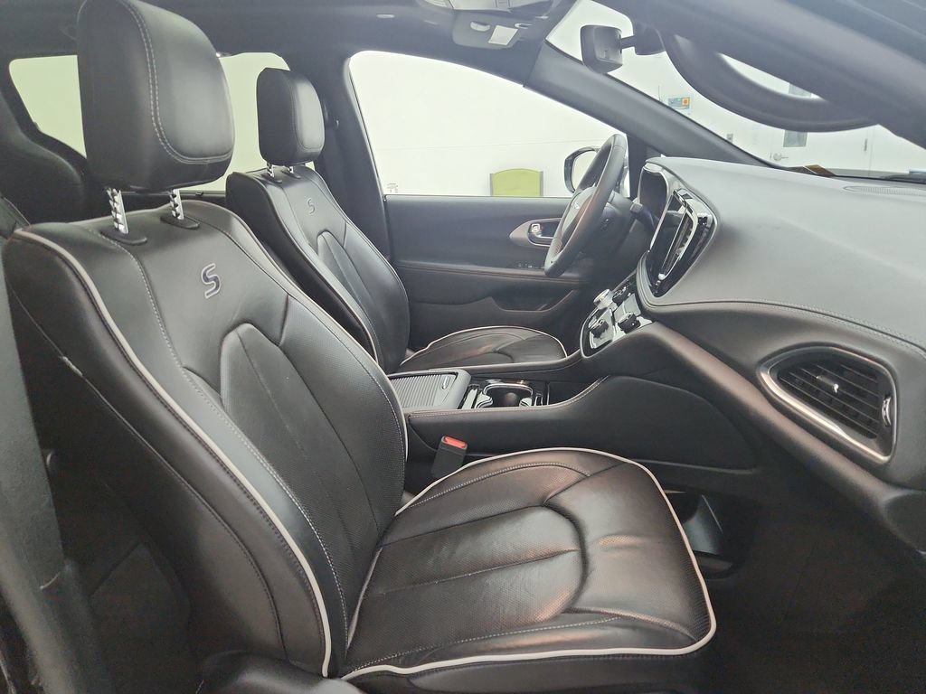 Certified 2025 Chrysler Pacifica Limited FWD image 39