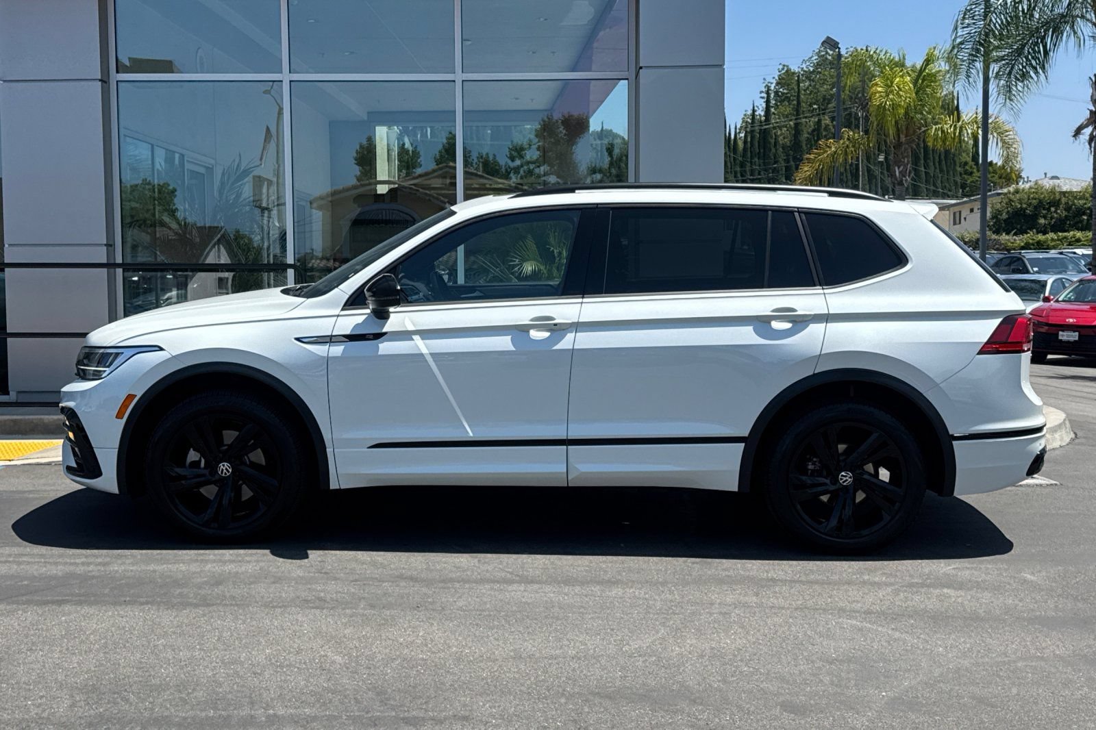Used 2023 Volkswagen Tiguan SE R-Line FWD image 8