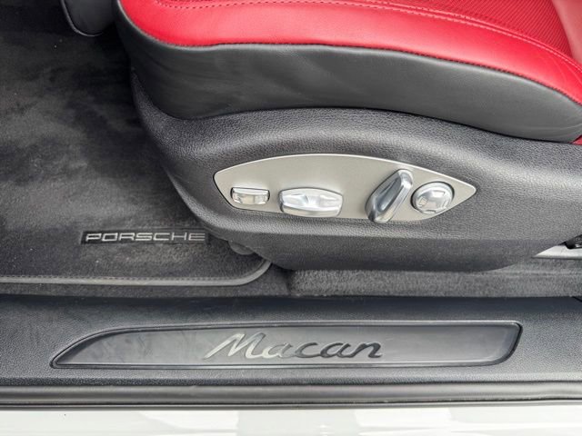 Certified 2025 Porsche Macan AWD/4WD image 17