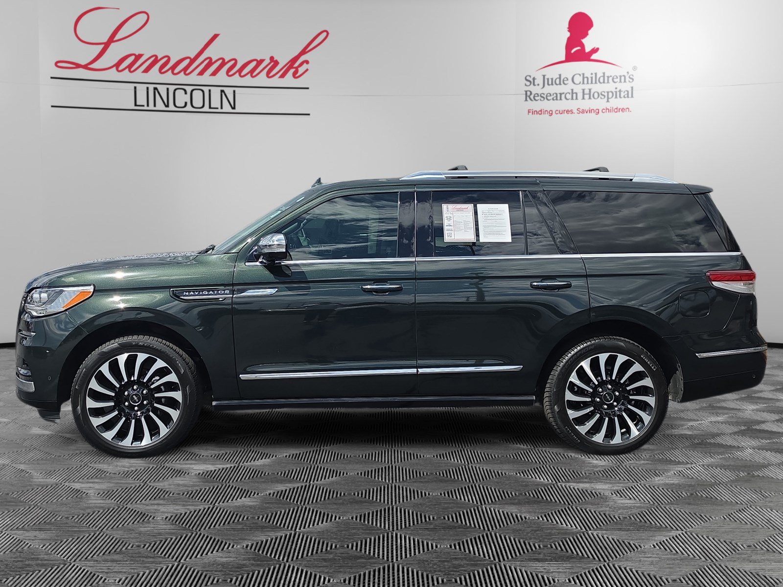 Certified 2022 Lincoln Navigator Black Label AWD/4WD image 2