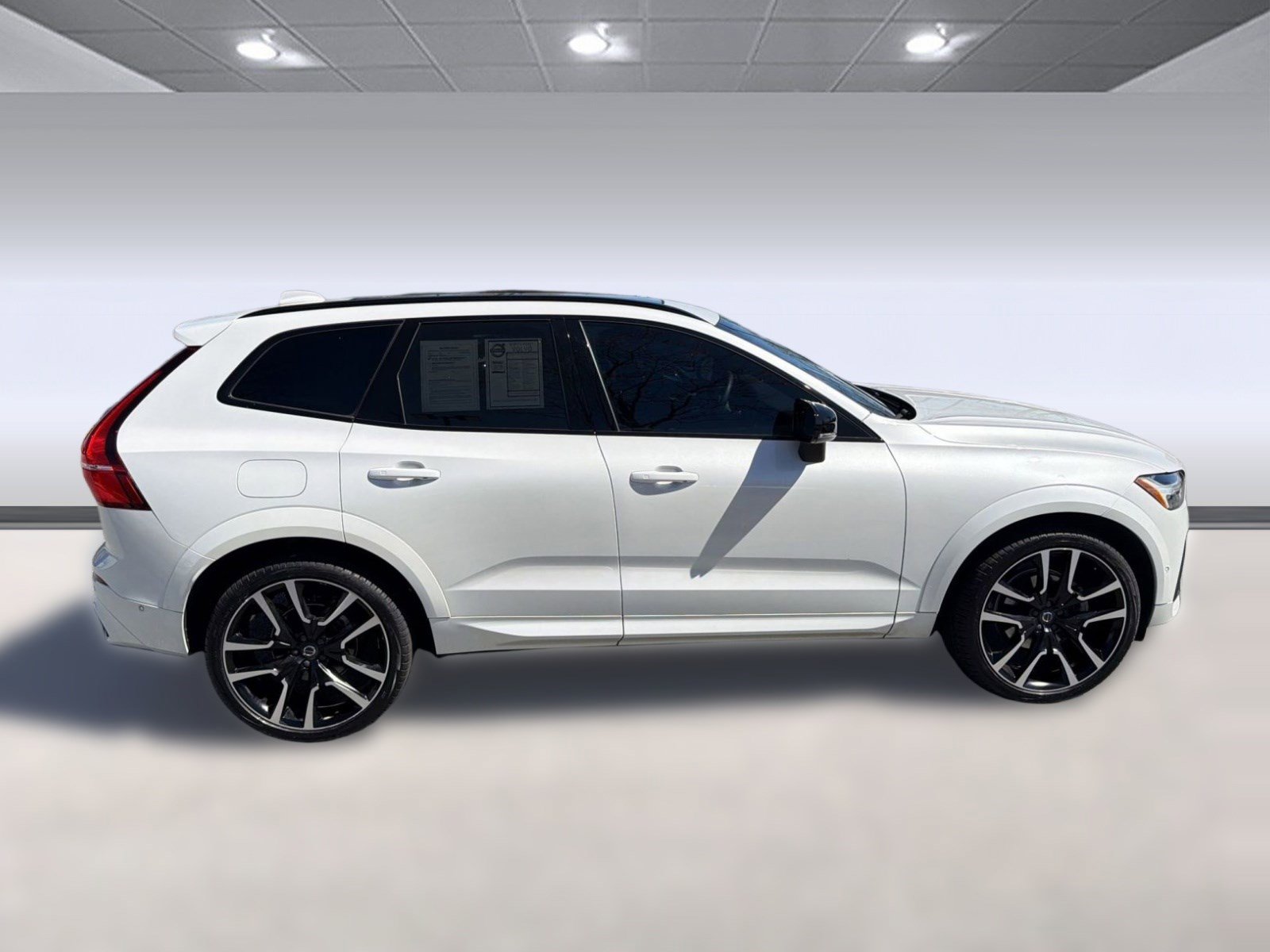 Certified 2024 Volvo XC60 B5 Ultimate w/ Protection Package Premier image 8