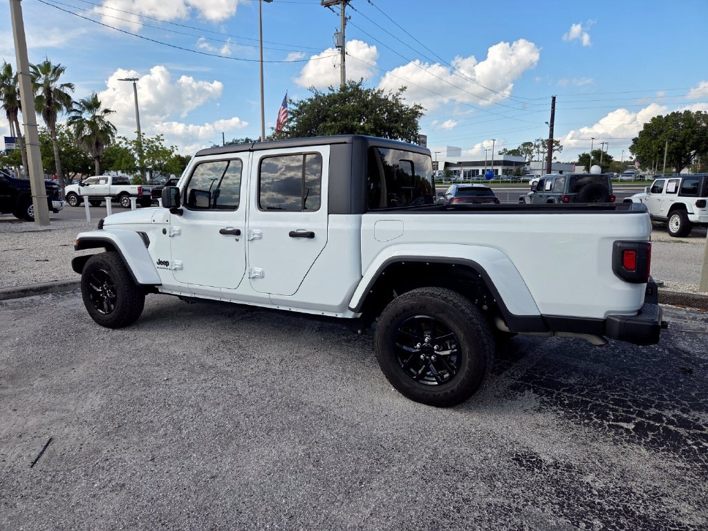 Used 2023 Jeep Gladiator Sport AWD/4WD image 12
