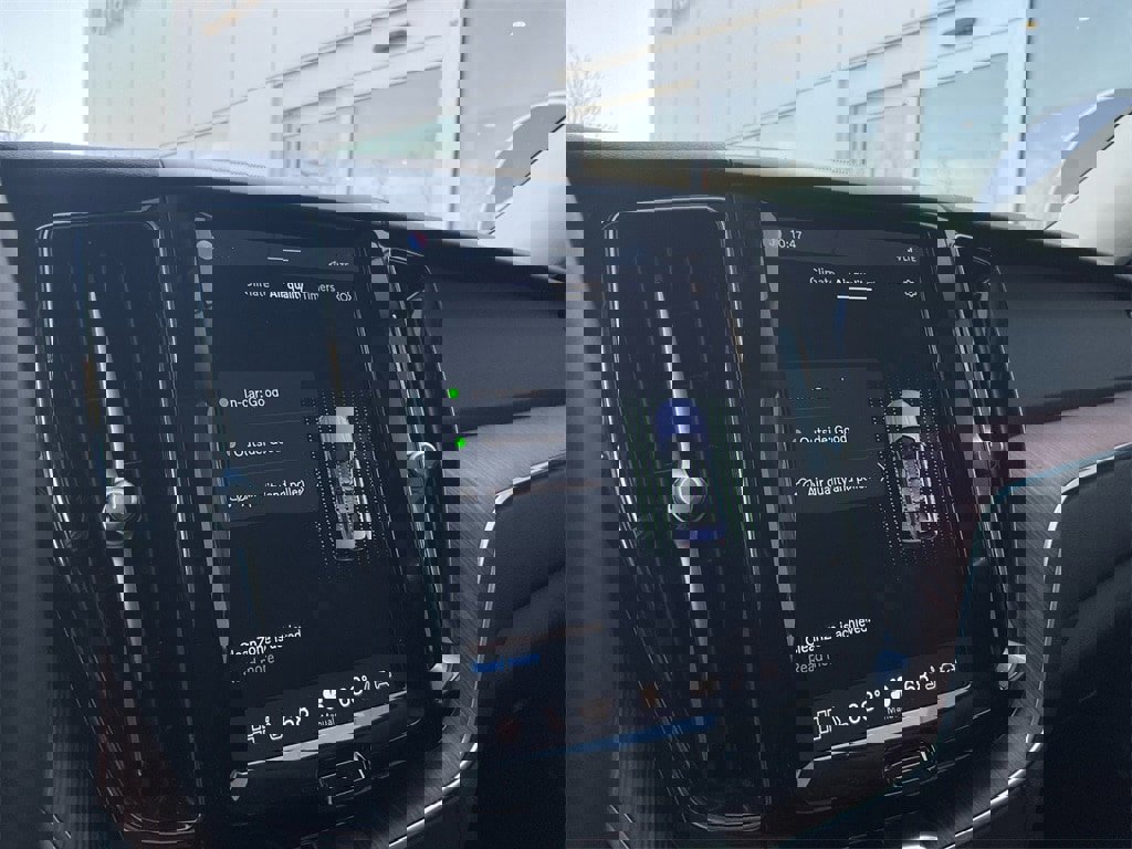 Certified 2023 Volvo XC60 B5 Plus image 24