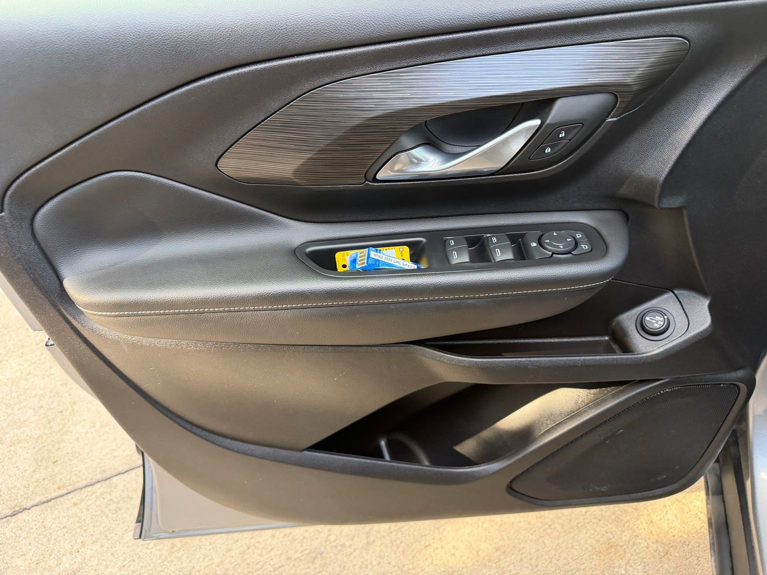 Used 2024 GMC Terrain SLE w/ Driver Convenience Package image 9