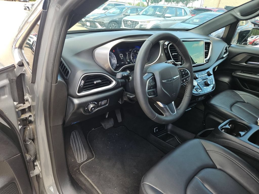 Used 2025 Chrysler Pacifica Select FWD image 14