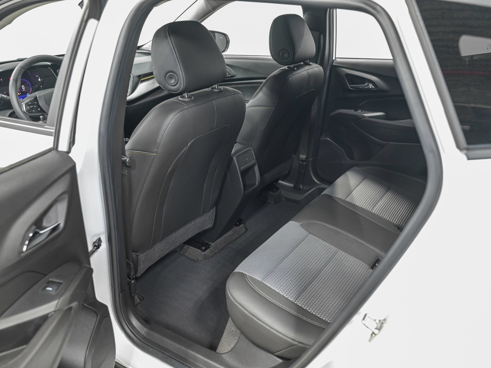 Used 2025 Chevrolet Trax LT w/ Driver Confidence Package FWD image 28