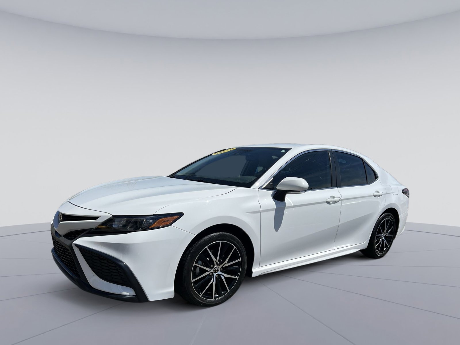 Used 2023 Toyota Camry SE FWD image 1