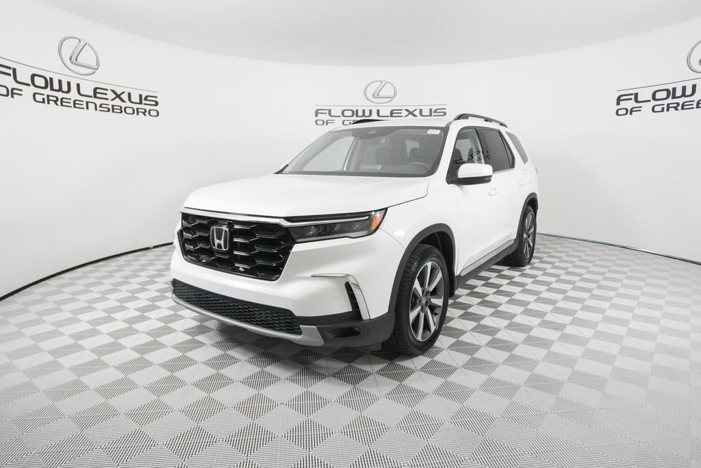 Used 2025 Honda Pilot Touring image 1