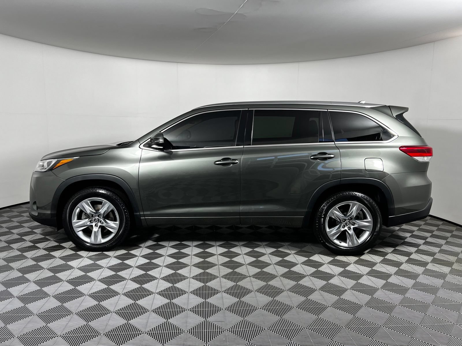 Certified 2017 Toyota Highlander Limited FWD image 8