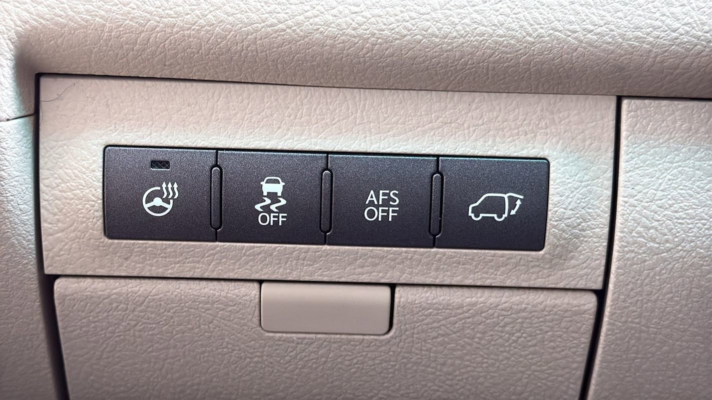 Used 2013 Lexus LX 570 4WD w/ Luxury Pkg image 23