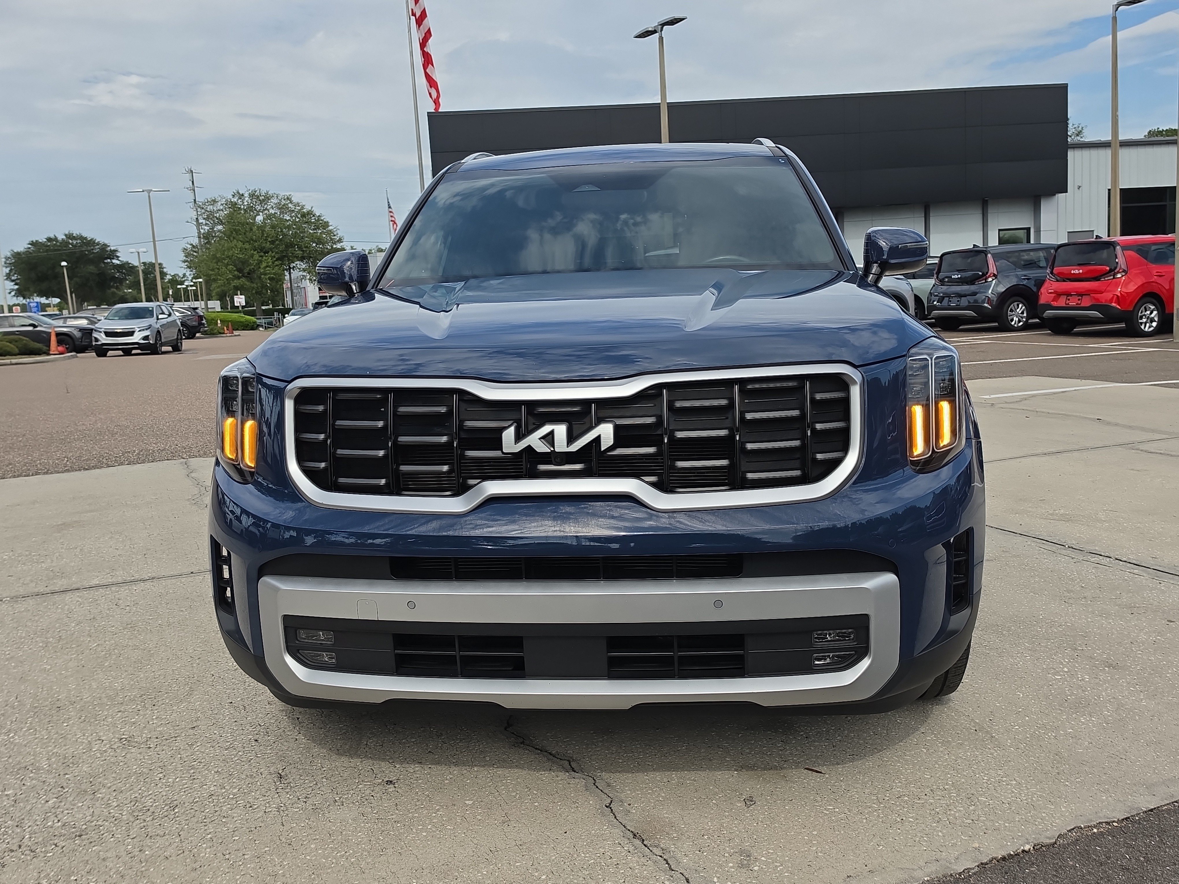 Used 2024 Kia Telluride SX w/ Towing Package FWD image 3