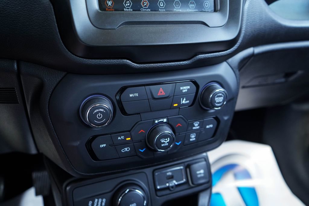Used 2021 Jeep Renegade Latitude AWD/4WD image 21