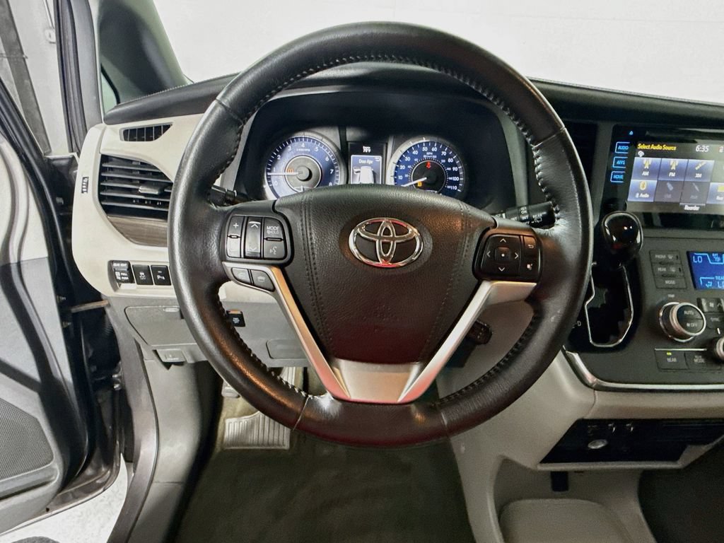 Used 2015 Toyota Sienna XLE Premium FWD image 11