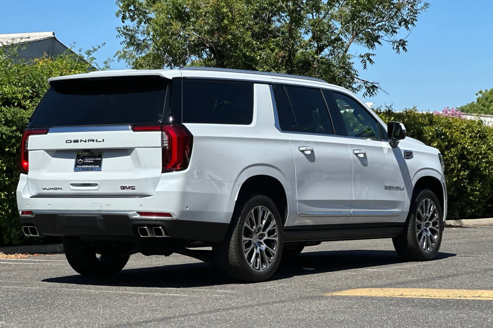 Used 2026 GMC Yukon XL Denali w/ Sun & Power Step Package AWD/4WD image 3