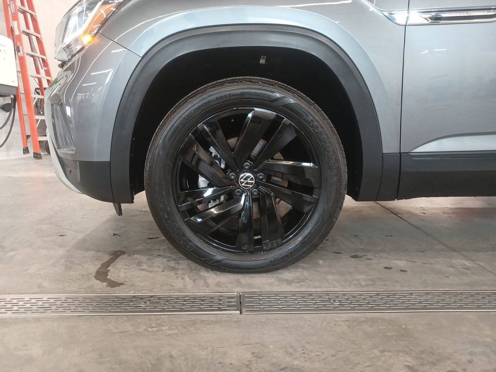Used 2022 Volkswagen Atlas Cross Sport SE w/ Black Wheel Package image 22