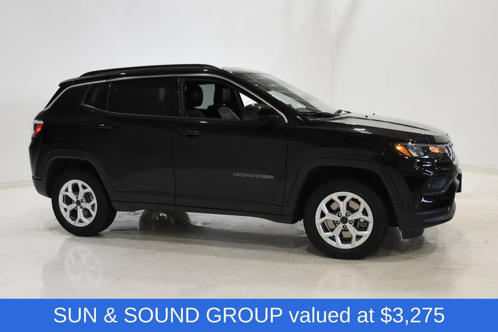Used 2025 Jeep Compass Latitude w/ Sun & Sound Group AWD/4WD image 3