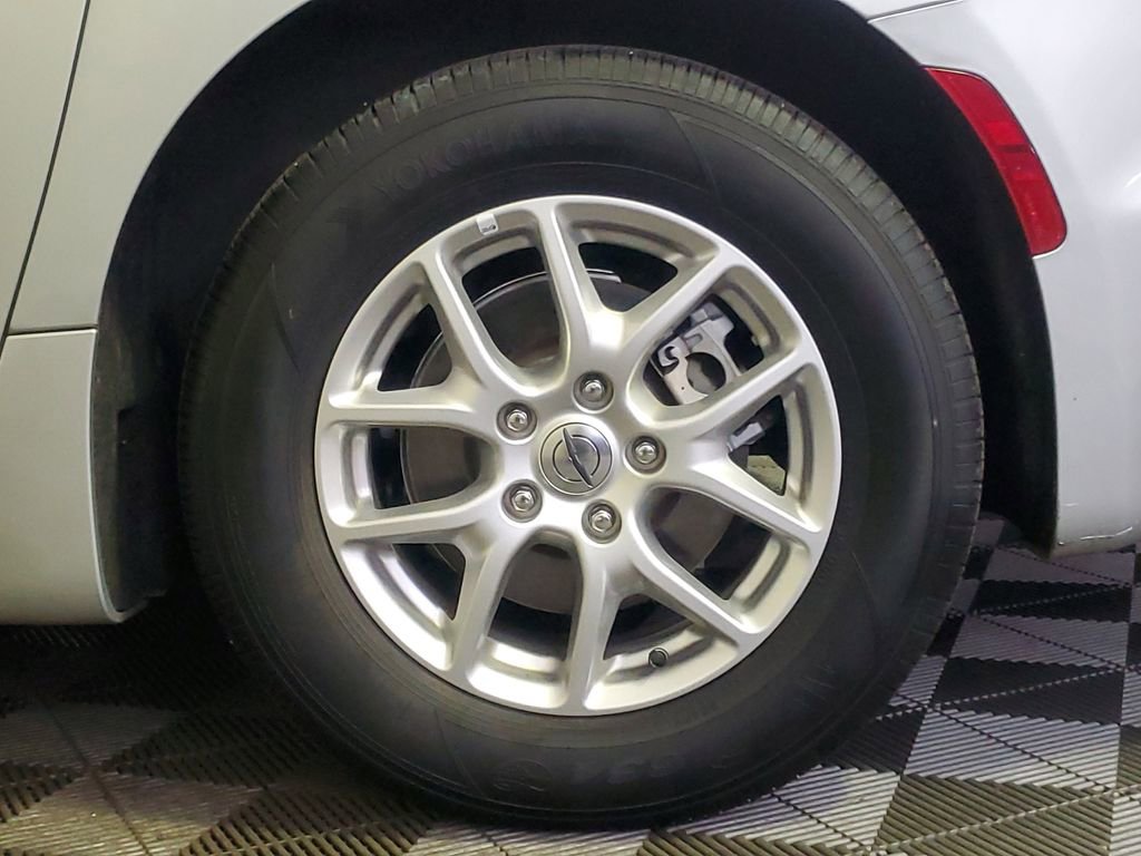 Used 2024 Chrysler Pacifica Touring-L image 8