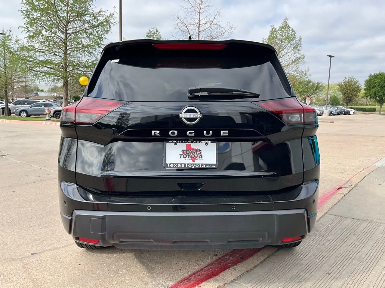 Used 2025 Nissan Rogue SV image 7